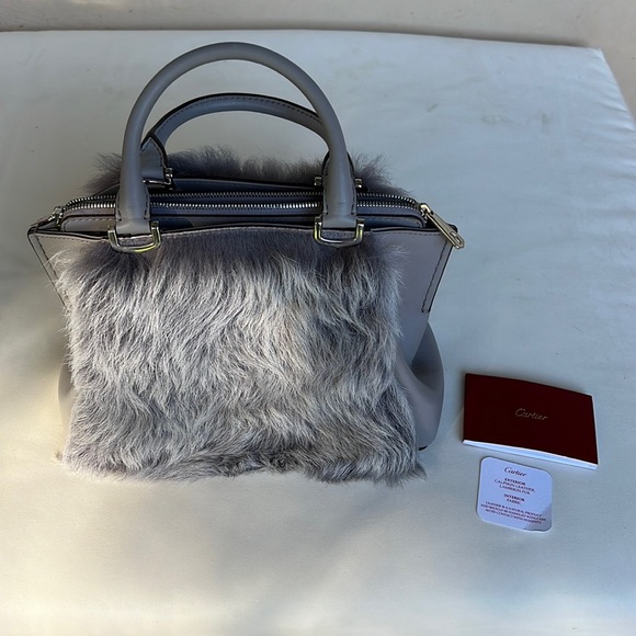 Gorgeous, grey, Cartier hand bag. Exterior is in calf skin and lamb skin fur - Picture 3 of 11